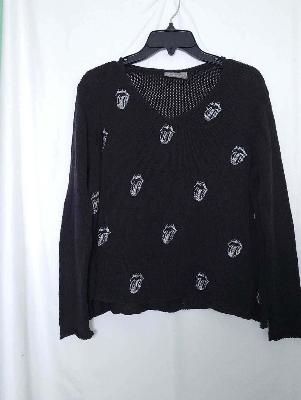 WOODEN SHIPS Women's Black V-neck, Rolling Stones Lips, Sweater SM/MED.